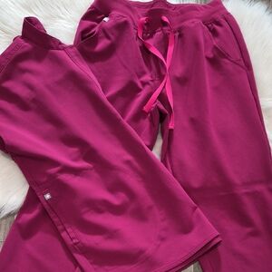 Figs Women's Set It has a stain but it is not very visible if you can remove it